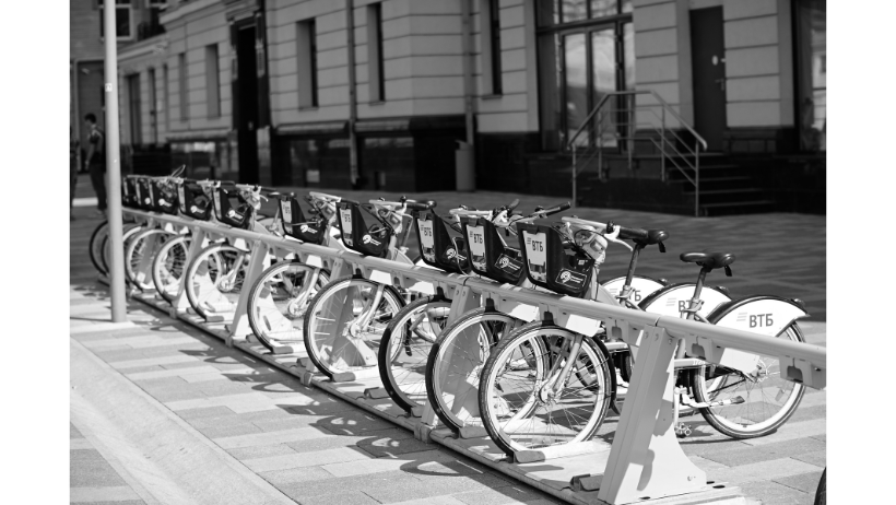 Innovazioni nella Mobilità su Strada: Auto Elettriche, Motociclette del Futuro e Biciclette Intelligenti